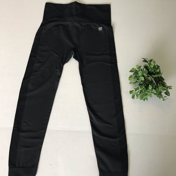 Dark Gray Capri Legging 🌈 - Picture 2 of 3